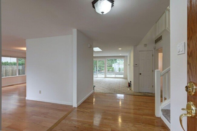 Foto del edificio - Spacious 4 Bedroom/3ba Bath Bellevue Home Available Now!