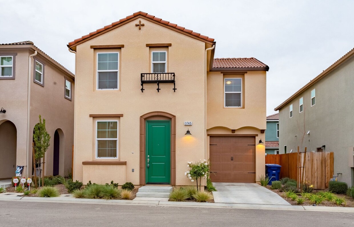 Primary Photo - Newer Wilson Elevation home near Barstow/L...