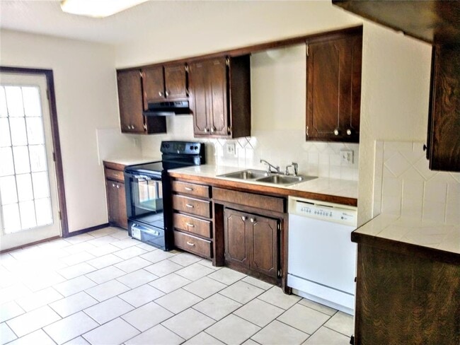 Building Photo - 121 Stonewood Dr