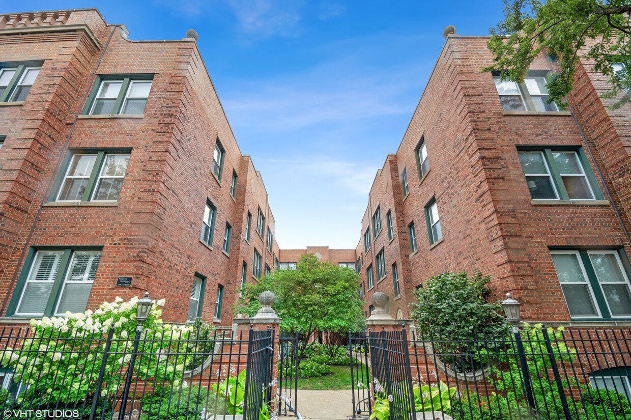 Primary Photo - 2020 N Burling St