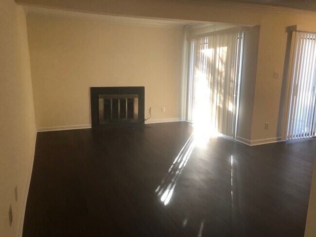 Foto del edificio - 4101-9 Five Oaks Drive, Durham, NC 27707