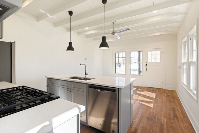 Building Photo - RECENTLY RENOVATED CHARMING 1/1 DUPLEX IN ...