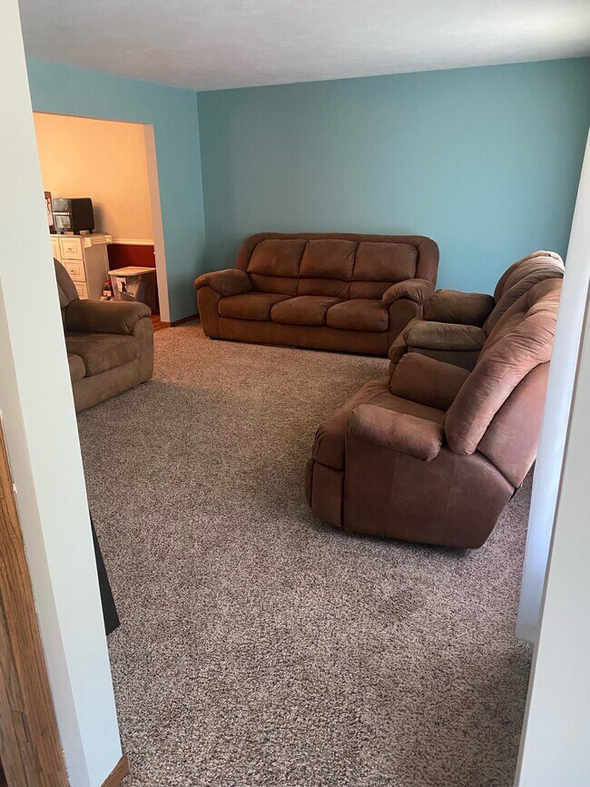 Den - 2039 E 46th St