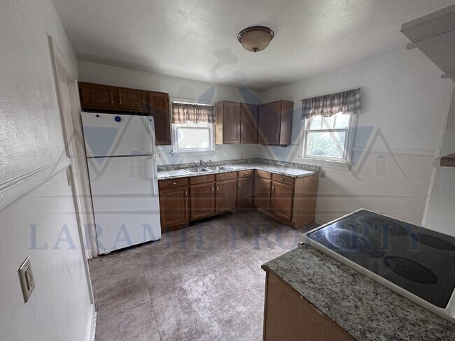 Foto del edificio - 4 Bedroom House Near Campus