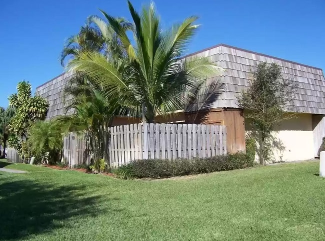 Photo - 2391 Waterside Dr Townhome