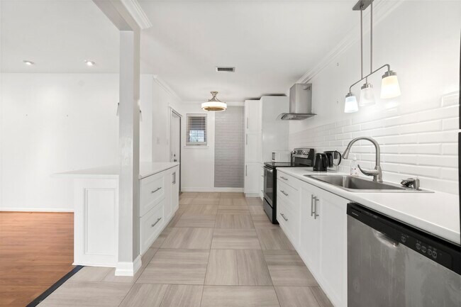 Foto del edificio - 2824 Briarhurst Dr