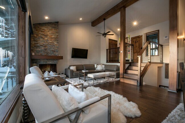 Building Photo - Gorgeous Lake View Condo