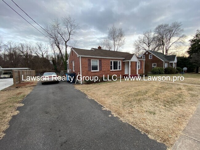 Foto del edificio - Well Maintained Three Bedroom with Fenced Yard and Shed