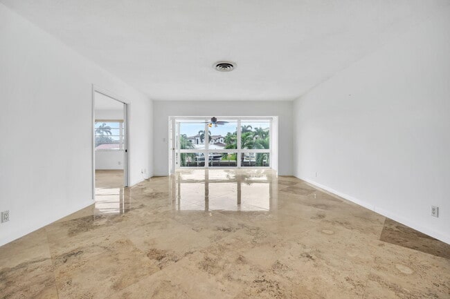 Building Photo - 2400 NE 36th St