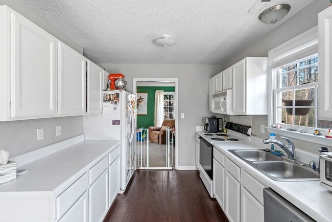 Building Photo - Short-Term Fully Furnished Home in America...