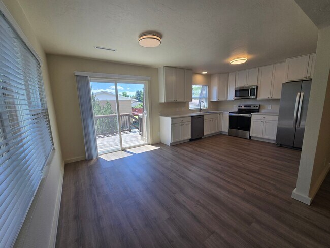 Building Photo - 405 N 16th Ave