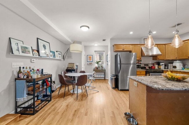 Building Photo - 118 Coles St