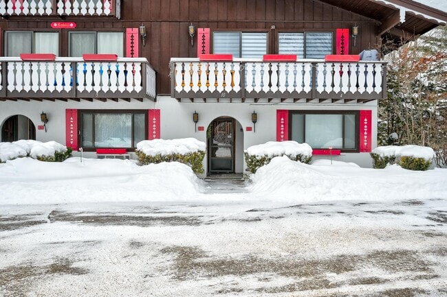 Building Photo - 46 Linderhof Golf Course Rd