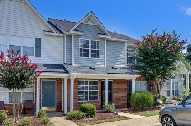 Building Photo - Amazing 2 bedroom 2.5 bathroom townhouse i...