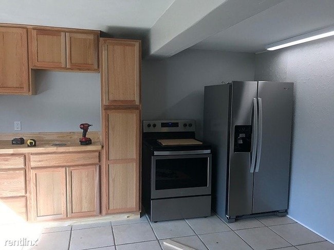 Building Photo - 1 br, 1 bath Apartment - 118 Flamingo Avenue