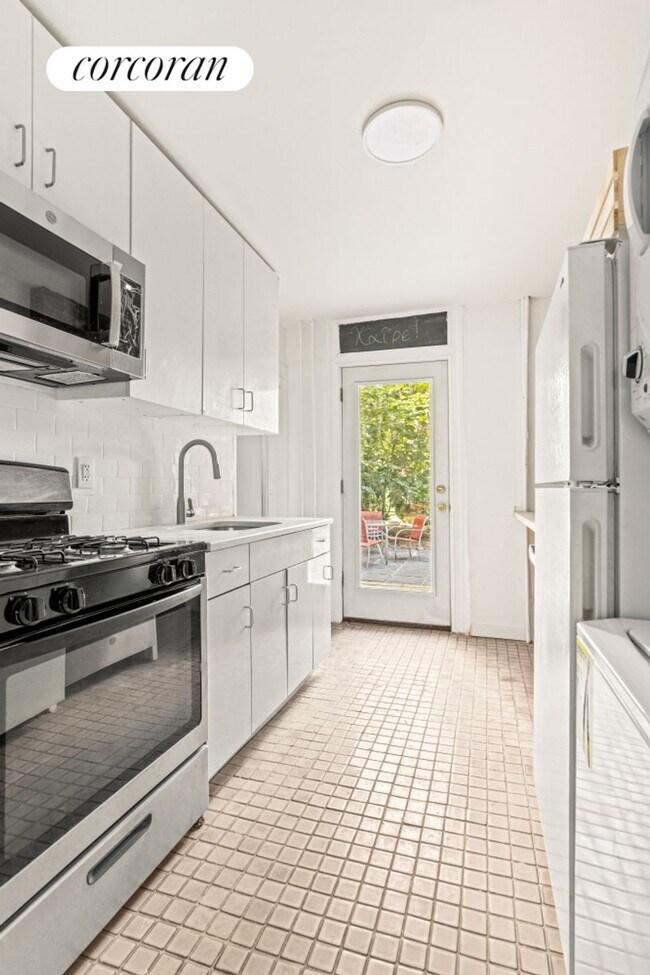 Building Photo - 797 St Johns Pl