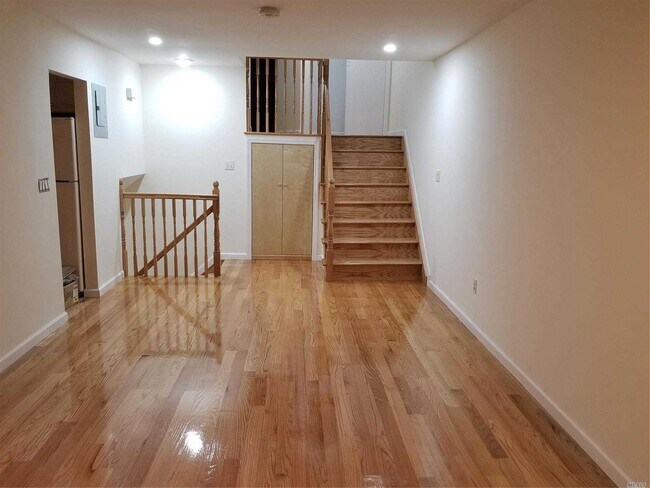 Foto del edificio - 240-40-240-67 67th Ave