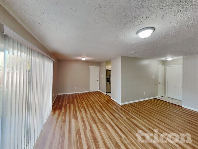 Foto del edificio - 2704 Mnr Hl Dr