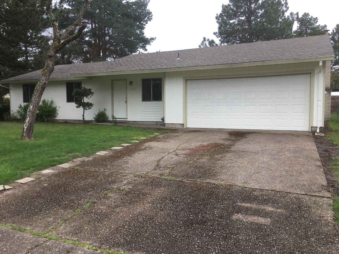 Primary Photo - 2364 NE Thomas St