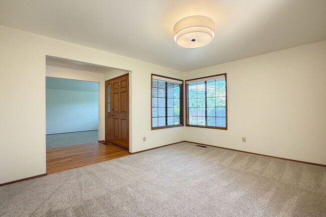 Building Photo - 3bd/2ba Bellevue Home