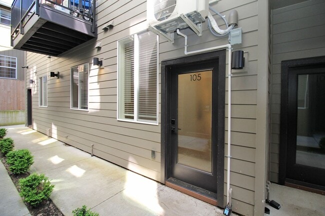 Interior Photo - tenin01