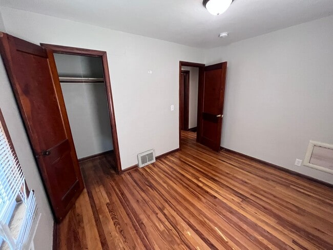 Building Photo - 3 Bedroom House