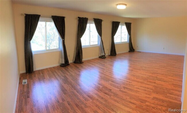 Building Photo - 356 Silvervale Dr