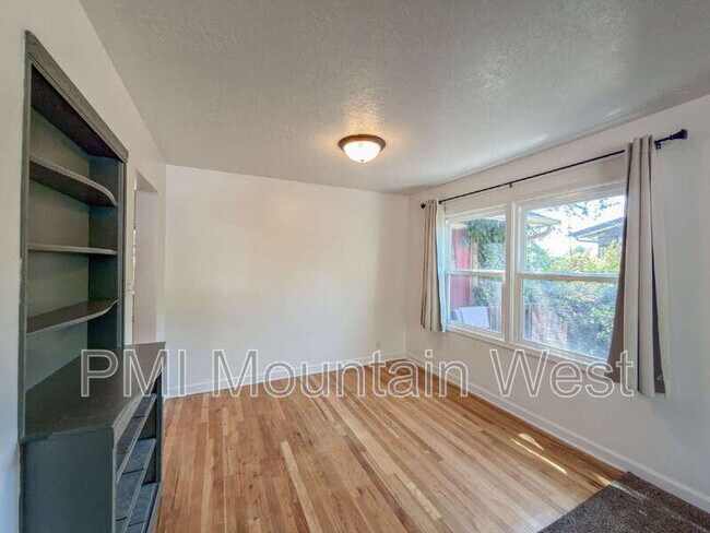 Foto del edificio - 872 N Main St