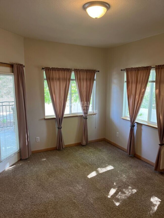 Building Photo - 950 52nd Ave Ct