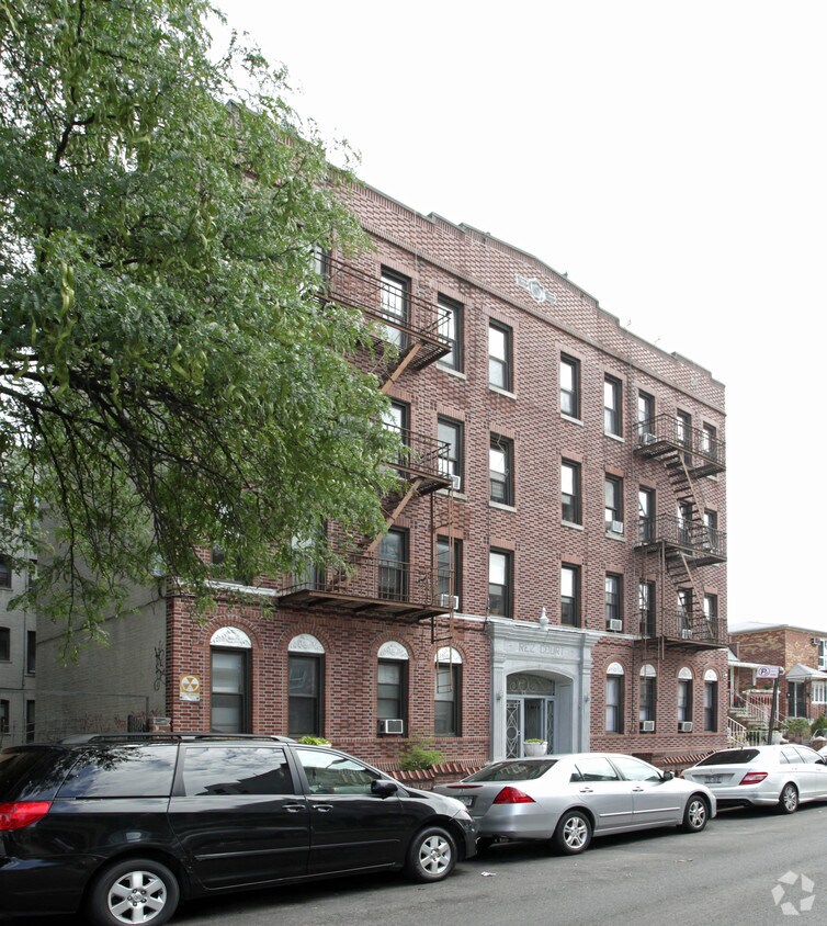Building Photo - Rez Court