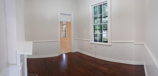 Building Photo - 718 Pleasant St