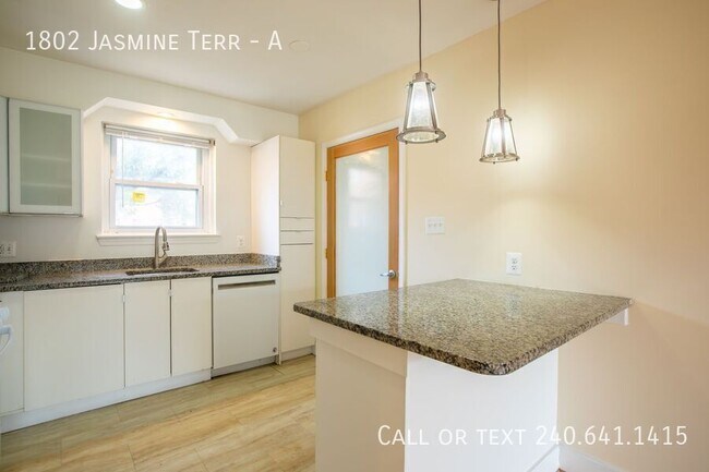 Building Photo - 1802 Jasmine Terrace