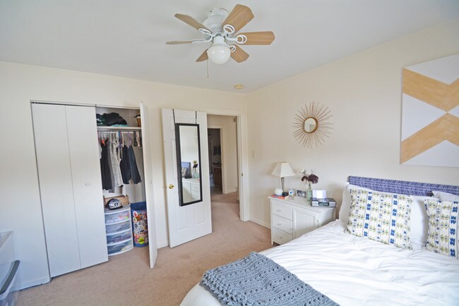 Foto del edificio - Upper unit of 3-Plex. Hardwood and New Carpet