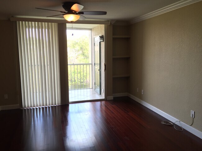 Foto del edificio - 8813 Latrec Ave