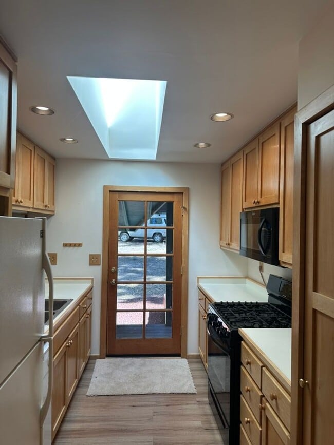 Foto del edificio - Long Term Lease in Glenshire- $3200