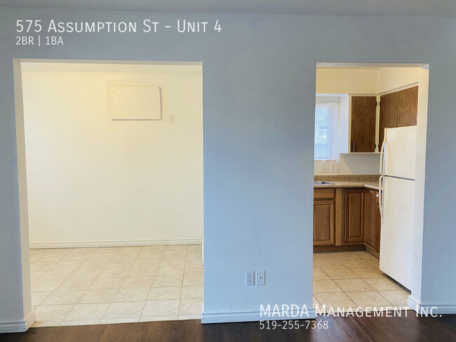 Building Photo - SPACIOUS 2BEDROOM/1BATHROOM SUITE IN DOWNT...