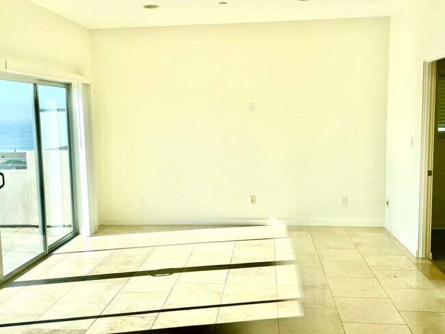Living Room - 2201 Highland Ave