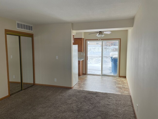 Building Photo - 2 Bedroom, 1 Bath Townhouse in LeClaire, IA