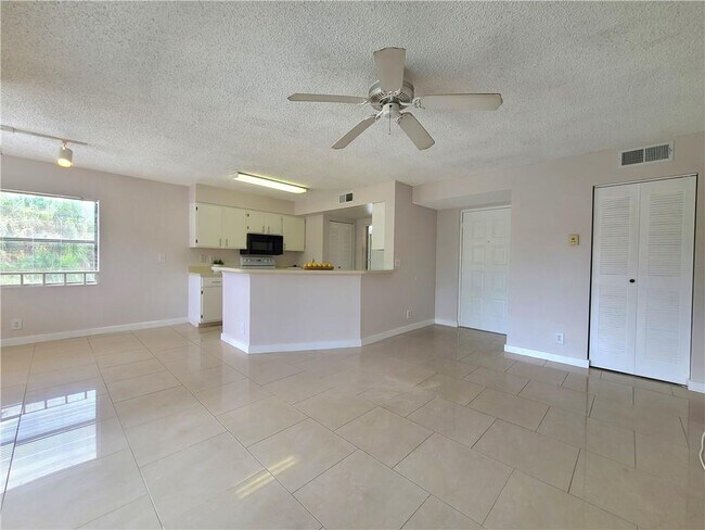 Foto del edificio - 9999 Summerbreeze Dr