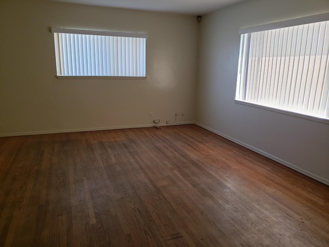 Foto del edificio - 8342 Pine Ave