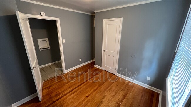 Building Photo - 1065 Larry Ln