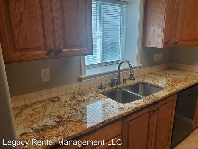 Building Photo - 2 br, 1 bath House - 215 W Center St. #7