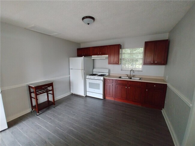 Building Photo - 1114 1/2-1112 Tillery St