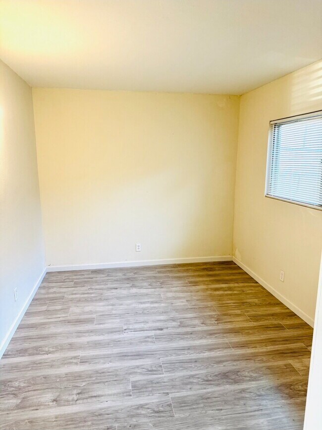 Building Photo - Bahama Palms, Newly Renovated 650 Sq Ft  1-Bedroom Riverside Retreat!