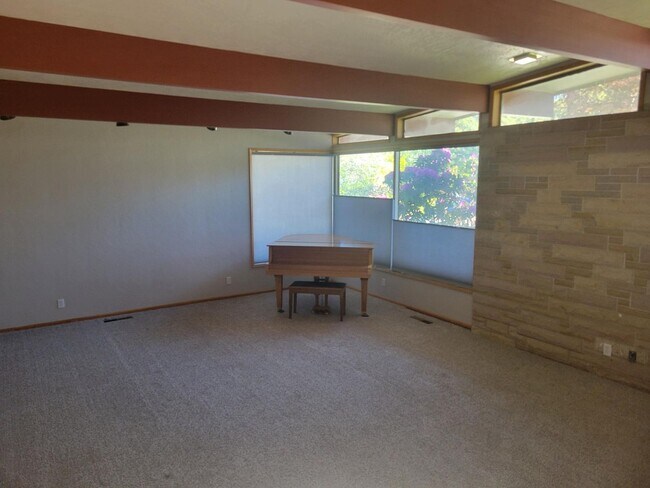 Foto del edificio - Very spacious 4 bedroom, 3 bathroom home i...