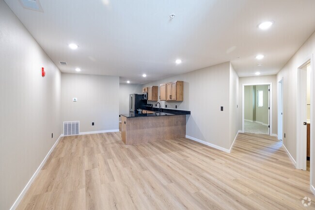 3 habitaciones, 2 baños - 1455 pies cuadrados - Cocina y comedor - Woodland Hills Townhomes