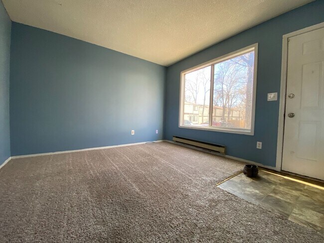 Foto del edificio - Charming 2-Bedroom Townhome Just Minutes f...