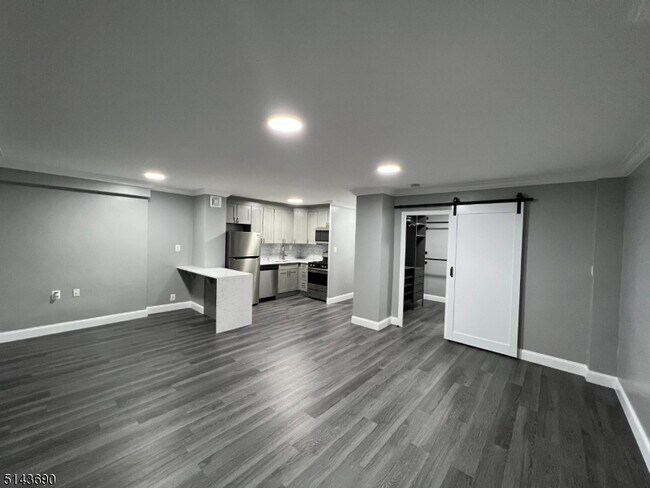 Foto del edificio - 285 Aycrigg Ave