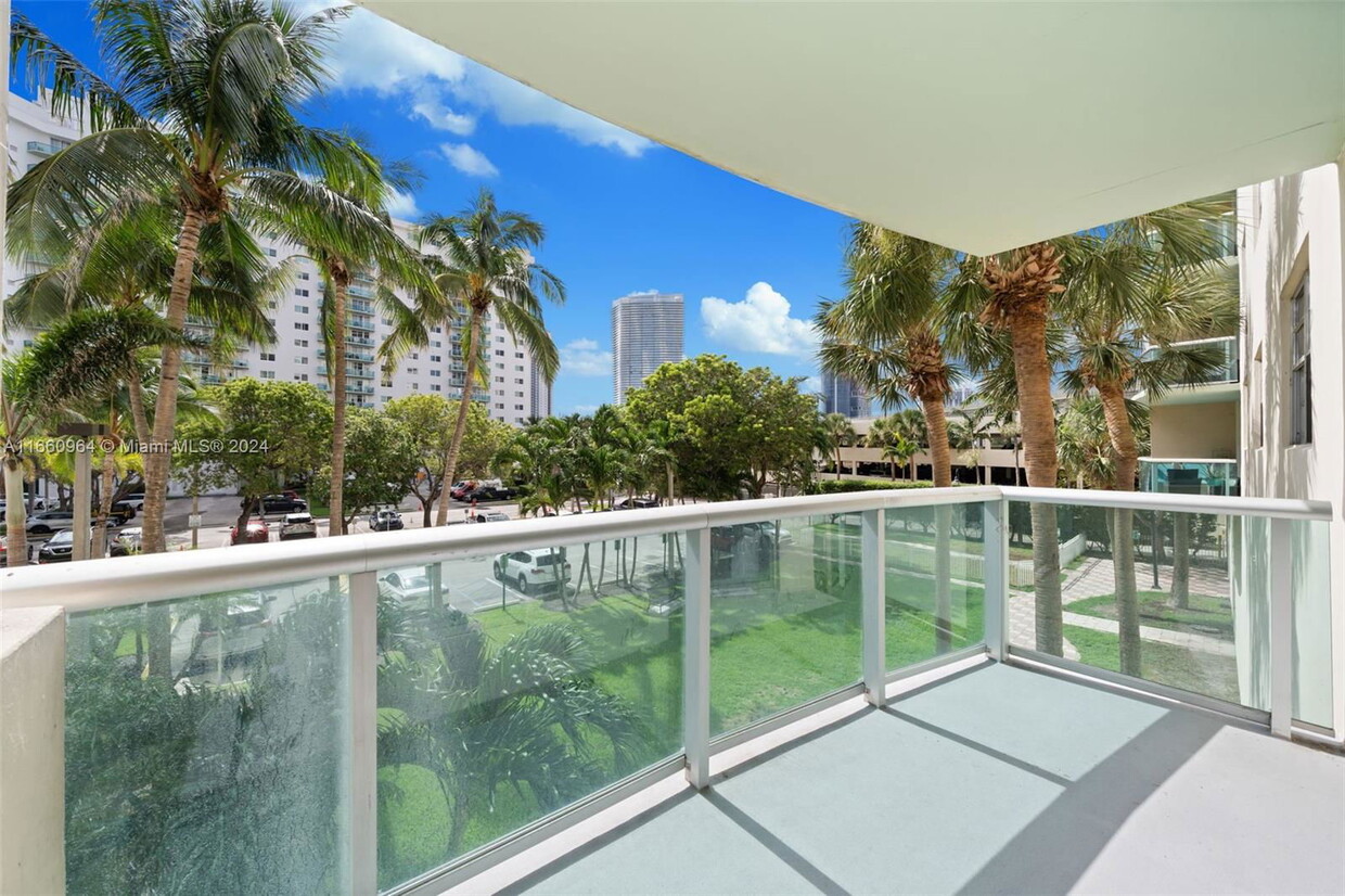 Foto principal - 19390 Collins Ave