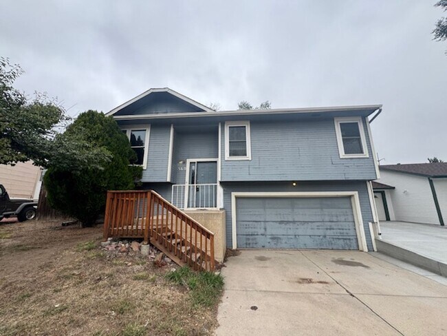 Foto del edificio - 4-Bedroom Home with 2-Car Garage close to ...